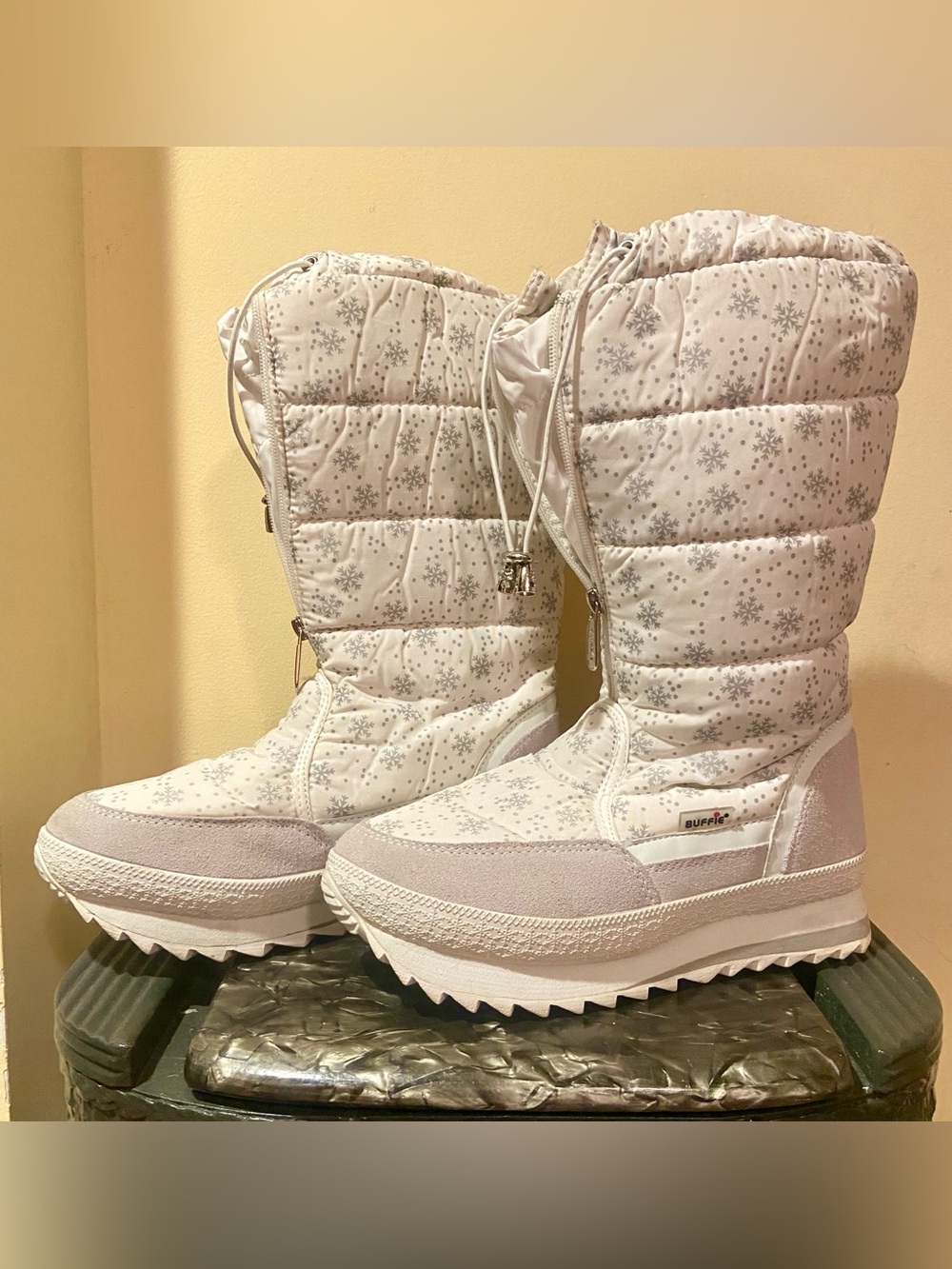 BUFFIE White & Light Gray Snowflake Moon-Style Winter Boots – Size 8.5